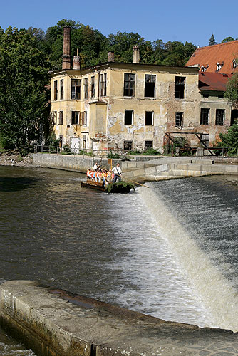 Plavba na voru a horolezecká stěna v městském parku, Den s handicapem - Den bez bariér, 9. a 10. září 2006, foto: © 2006 Lubor Mrázek