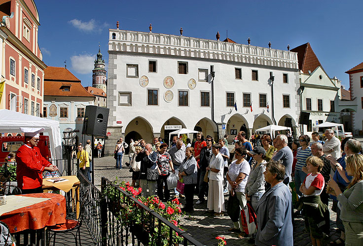 Programm auf dem Hauptplatz Náměstí Svornosti in Český Krumlov, Tag mit Handicap - Tag ohne Barrieren, 9. und 10. September 2006, Foto: © 2006 Lubor Mrázek