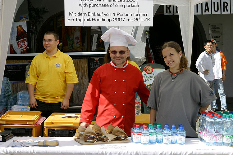 Programm auf dem Hauptplatz Náměstí Svornosti in Český Krumlov, Tag mit Handicap - Tag ohne Barrieren, 9. und 10. September 2006, Foto: © 2006 Lubor Mrázek