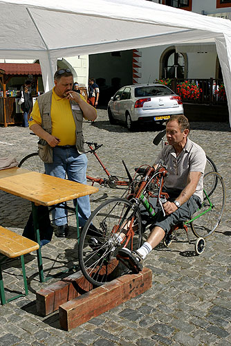 Programm auf dem Hauptplatz Náměstí Svornosti in Český Krumlov, Tag mit Handicap - Tag ohne Barrieren, 9. und 10. September 2006, Foto: © 2006 Lubor Mrázek