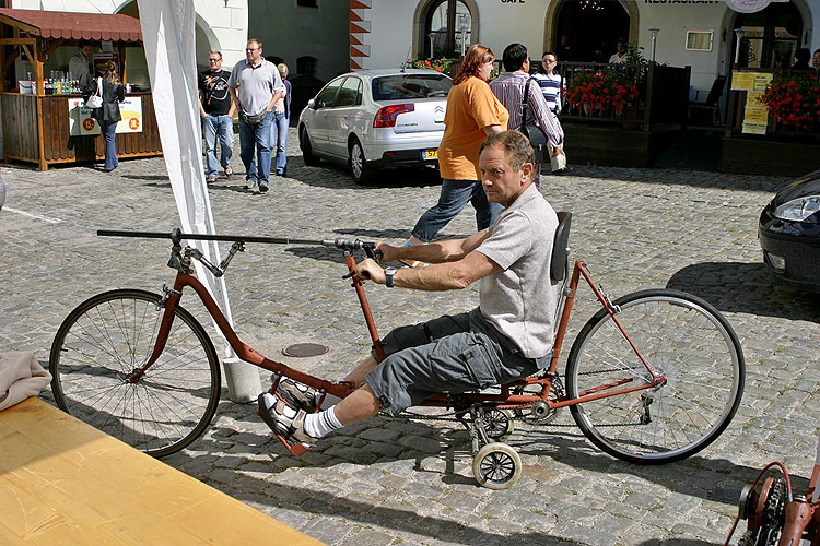 Programm auf dem Hauptplatz Náměstí Svornosti in Český Krumlov, Tag mit Handicap - Tag ohne Barrieren, 9. und 10. September 2006, Foto: © 2006 Lubor Mrázek