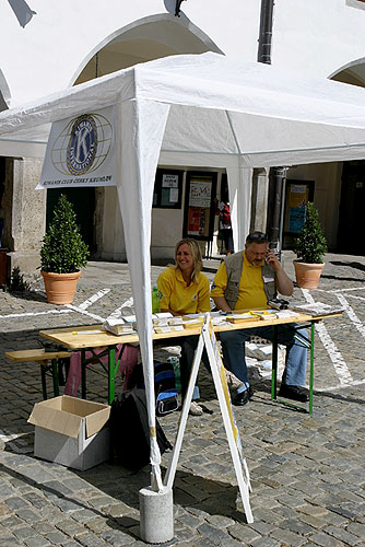 Programm auf dem Hauptplatz Náměstí Svornosti in Český Krumlov, Tag mit Handicap - Tag ohne Barrieren, 9. und 10. September 2006, Foto: © 2006 Lubor Mrázek