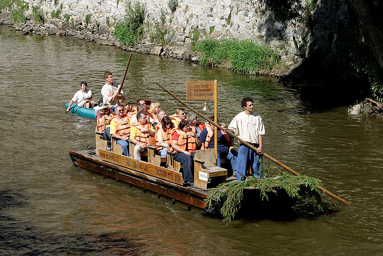 Plavba na voru a horolezecká stěna v městském parku, Den s handicapem - Den bez bariér, 9. a 10. září 2006, foto: © 2006 Lubor Mrázek