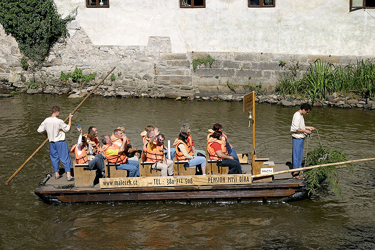 Plavba na voru a horolezecká stěna v městském parku, Den s handicapem - Den bez bariér, 9. a 10. září 2006, foto: © 2006 Lubor Mrázek