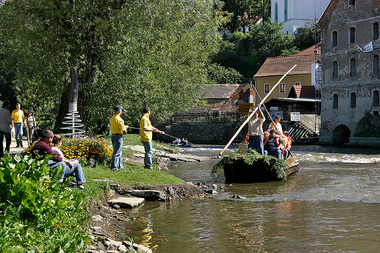 Plavba na voru a horolezecká stěna v městském parku, Den s handicapem - Den bez bariér, 9. a 10. září 2006, foto: © 2006 Lubor Mrázek