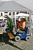 Programm auf dem Hauptplatz Náměstí Svornosti in Český Krumlov, Tag mit Handicap - Tag ohne Barrieren, 9. und 10. September 2006, Foto: © 2006 Lubor Mrázek 