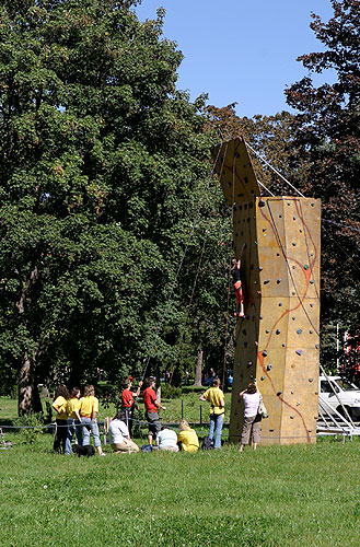 Flossrundfahrt auf Moldau und Kletterwand im Stadtpark, Tag mit Handicap - Tag ohne Barrieren, 9. und 10. September 2006, Foto: © 2006 Lubor Mrázek