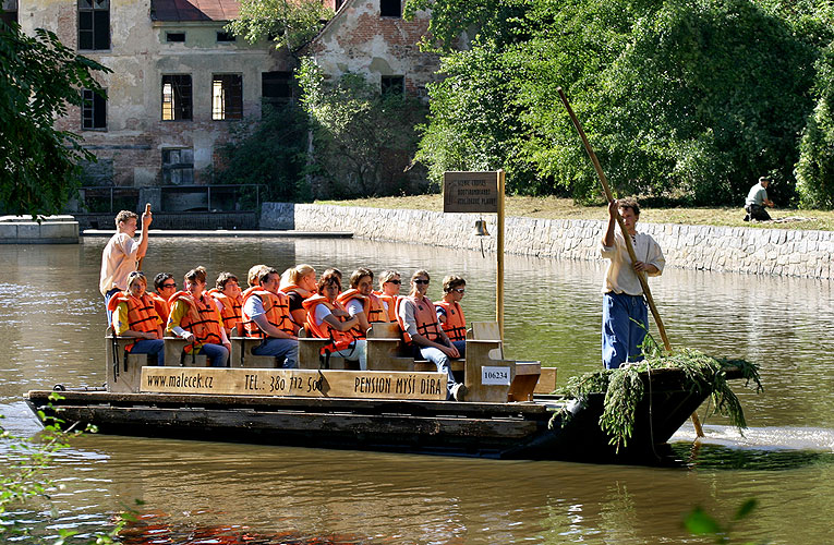 Plavba na voru a horolezecká stěna v městském parku, Den s handicapem - Den bez bariér, 9. a 10. září 2006, foto: © 2006 Lubor Mrázek