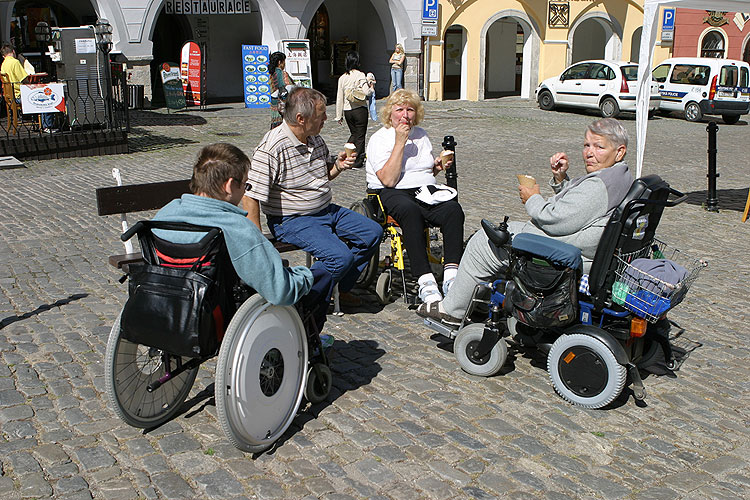 Programm auf dem Hauptplatz Náměstí Svornosti in Český Krumlov, Tag mit Handicap - Tag ohne Barrieren, 9. und 10. September 2006, Foto: © 2006 Lubor Mrázek