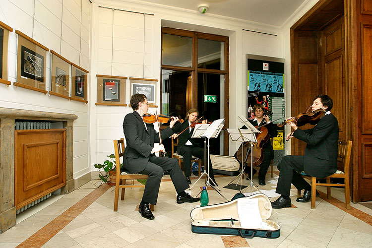 Stadttheater - Fotogalerie, Horní-Gasse, St.-Wenzels-Nacht der geöffneten Museen und Galerien, St.-Wenzels-Fest in Český Krumlov, 28.9. - 1.10.2006, Foto: © Lubor Mrázek