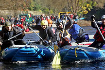 Krumlovský vodácký maraton, souboj raftů před cílem, zdroj: Sportovní Klub KVM Český Krumlov 