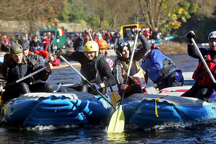 Krumlovský vodácký maraton, souboj raftů před cílem, zdroj: Sportovní Klub KVM Český Krumlov