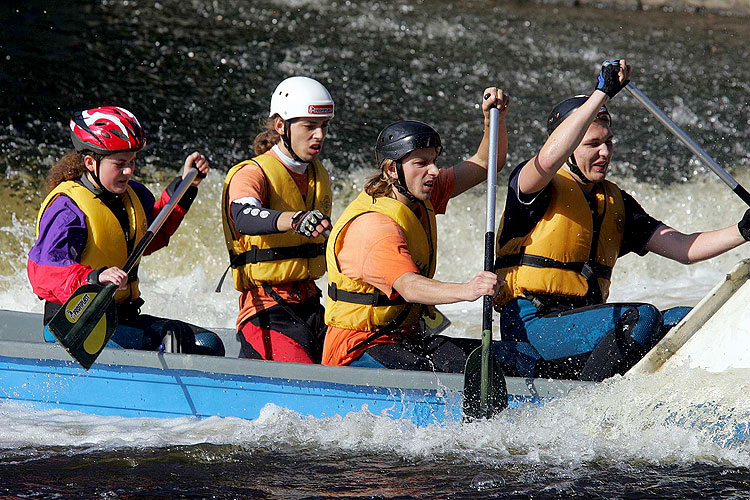 Krumlovský vodácký maraton, posádka pramice během závodu, zdroj: Sportovní Klub KVM Český Krumlov