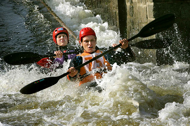 Krumlovský vodácký maraton, rychlostní kajak na jezu Herbertov, zdroj: Sportovní Klub KVM Český Krumlov