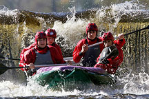 Krumlovský vodácký maraton, raft na trati závodu, zdroj: Sportovní Klub KVM Český Krumlov 