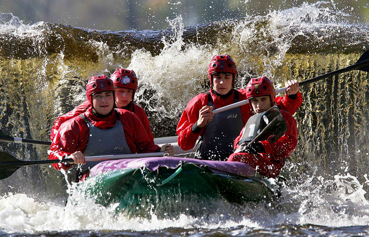 Krumlovský vodácký maraton, raft na trati závodu, zdroj: Sportovní Klub KVM Český Krumlov