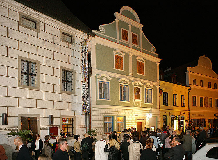 Slavností odhalení Krumlovské madony Veroniky Bromové na rekonstruované fasádě domu č.p. 72 v Široké ulici, Egon Schiele Art Centrum Český Krumlov, 27. října 206, foto: © 2006 Libor Sváček