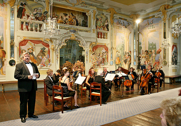 Smyčcový orchestr Český Krumlov, Jan Adamus - hoboj, Martin Peschík - dirigent, Maškarní sál zámku Český Krumlov, 28.6.2007, Festival komorní hudby Český Krumlov, foto: © 2007 Lubor Mrázek