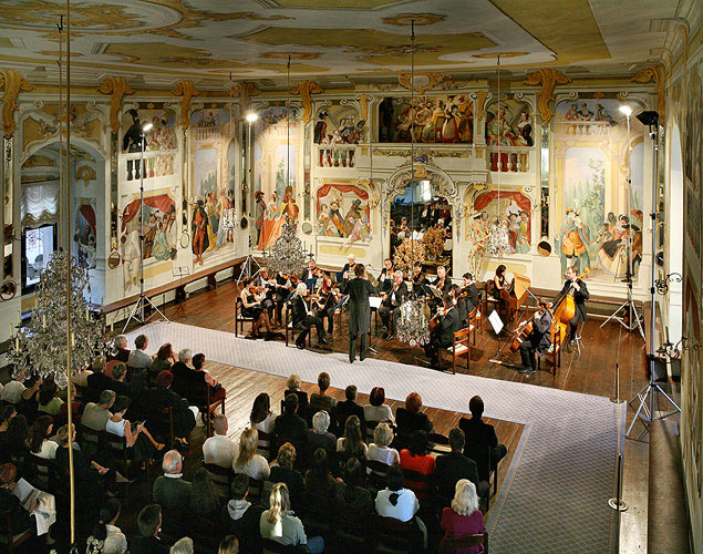 Smyčcový orchestr Český Krumlov, Jan Adamus - hoboj, Martin Peschík - dirigent, Maškarní sál zámku Český Krumlov, 28.6.2007, Festival komorní hudby Český Krumlov, foto: © 2007 Lubor Mrázek