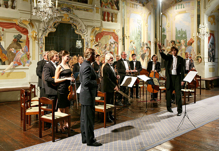 Smyčcový orchestr Český Krumlov, Jan Adamus - hoboj, Martin Peschík - dirigent, Maškarní sál zámku Český Krumlov, 28.6.2007, Festival komorní hudby Český Krumlov, foto: © 2007 Lubor Mrázek