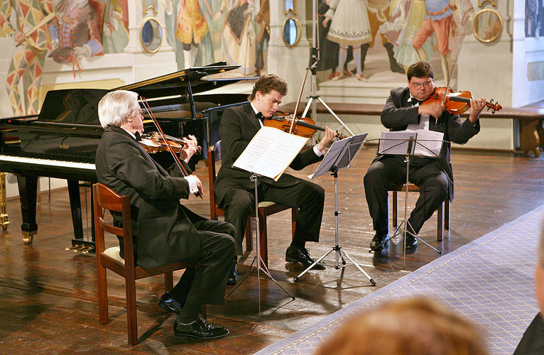 Josef Suk a jeho přátelé - Josef Suk - housle, Miroslav Ambrož - housle, Karel Untermüller - viola, Jiří Bárta - violoncello, Jan Simon - klavír, Maškarní sál zámku Český Krumlov, 5.7.2007, Festival komorní hudby Český Krumlov, foto: © 2007 Lubor Mrázek