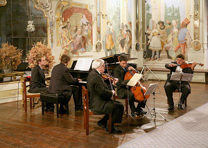 Josef Suk and his friends, Josef Suk - violin, Miroslav Ambrož - violin, Karel Untermüller - Viola, Jiří Bárta - violoncello, Jan Simon - piano, Masquerade hall of chateau Český Krumlov, 5.7.2007, Festival of Chamber Music Český Krumlov, photo: © 2007 Lubor Mrázek