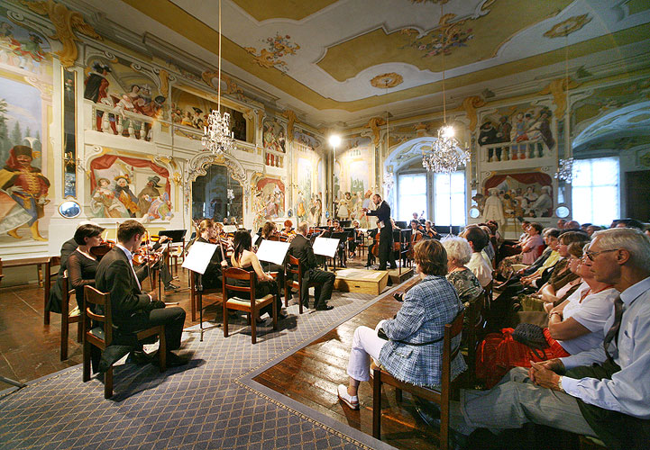 Jihočeská komorní filharmonie, Jan Páleníček - violoncello, Stanislav Vavřínek - dirigent, Maškarní sál zámku Český Krumlov, 7.7.2007, Festival komorní hudby Český Krumlov, foto: © 2007 Lubor Mrázek