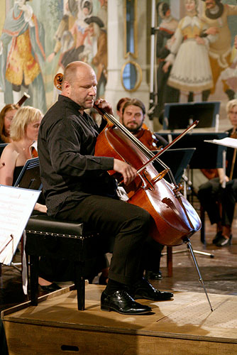 Jihočeská komorní filharmonie, Jan Páleníček - violoncello, Stanislav Vavřínek - dirigent, Maškarní sál zámku Český Krumlov, 7.7.2007, Festival komorní hudby Český Krumlov, foto: © 2007 Lubor Mrázek