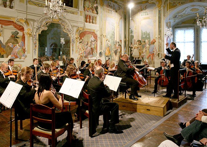 Jihočeská komorní filharmonie, Jan Páleníček - violoncello, Stanislav Vavřínek - dirigent, Maškarní sál zámku Český Krumlov, 7.7.2007, Festival komorní hudby Český Krumlov, foto: © 2007 Lubor Mrázek