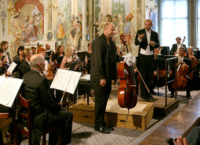 Jihočeská komorní filharmonie, Jan Páleníček - violoncello, Stanislav Vavřínek - dirigent, Maškarní sál zámku Český Krumlov, 7.7.2007, Festival komorní hudby Český Krumlov, foto: © 2007 Lubor Mrázek