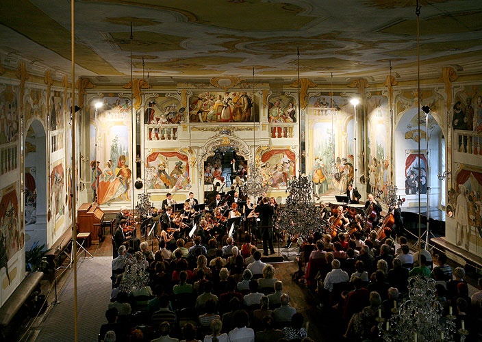 Jihočeská komorní filharmonie, Jan Páleníček - violoncello, Stanislav Vavřínek - dirigent, Maškarní sál zámku Český Krumlov, 7.7.2007, Festival komorní hudby Český Krumlov, foto: © 2007 Lubor Mrázek