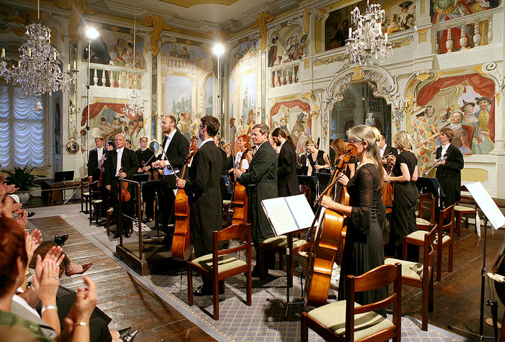 Jihočeská komorní filharmonie, Jan Páleníček - violoncello, Stanislav Vavřínek - dirigent, Maškarní sál zámku Český Krumlov, 7.7.2007, Festival komorní hudby Český Krumlov, foto: © 2007 Lubor Mrázek