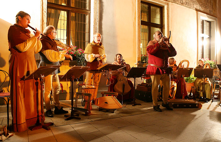 Píseň je touha (Das Lied ist Sehnsucht) - Nokturne, Chairé Příbram, Terrasse des Hotels Růže, 7.7.2007, Festival der Kammermusik Český Krumlov, Foto: © 2007 Lubor Mrázek