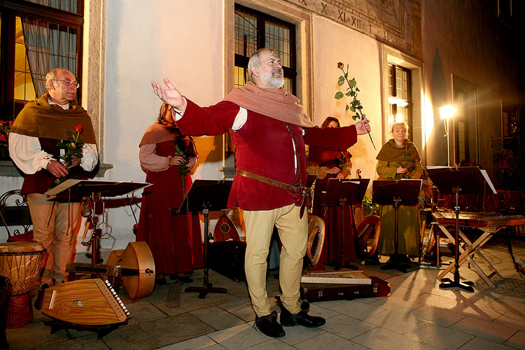 Píseň je touha (Das Lied ist Sehnsucht) - Nokturne, Chairé Příbram, Terrasse des Hotels Růže, 7.7.2007, Festival der Kammermusik Český Krumlov, Foto: © 2007 Lubor Mrázek