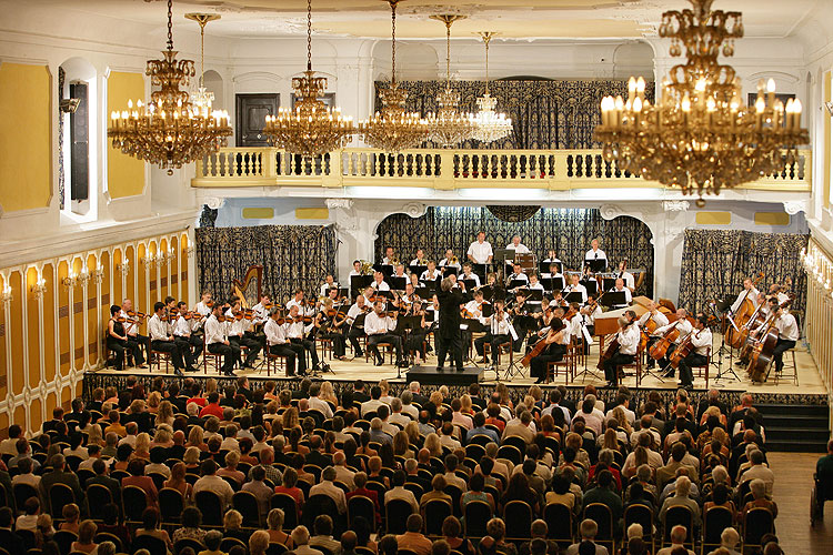 Pavel Šporcl, Joo Young Oh (J. Korea) - housle, Symfonický orchestr Českého rozhlasu, dirigent: Amos Talmon (Israel), Zámecká jízdárna, 21.7.2007, Mezinárodní hudební festival Český Krumlov, zdroj: © Auviex s.r.o., foto: Libor Sváček