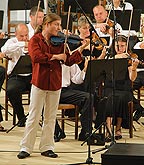 Pavel Šporcl, Joo Young Oh (South Korea) – violin,Czech Radio Symphony Orchestra, Conductor: Amos Talmon (Israel), Castle Riding Hall, 21.7.2007, International Music Festival Český Krumlov, source: © Auviex s.r.o., photo: Libor Sváček 