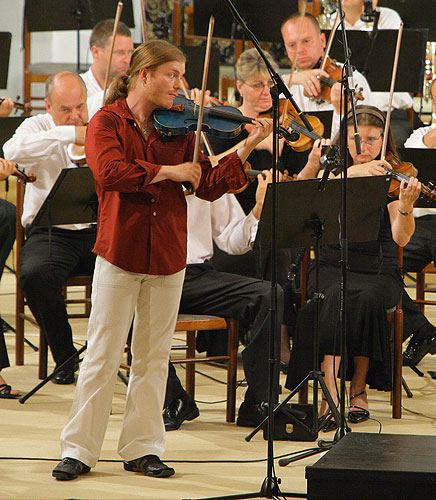 Pavel Šporcl, Joo Young Oh (J. Korea) - housle, Symfonický orchestr Českého rozhlasu, dirigent: Amos Talmon (Israel), Zámecká jízdárna, 21.7.2007, Mezinárodní hudební festival Český Krumlov, zdroj: © Auviex s.r.o., foto: Libor Sváček