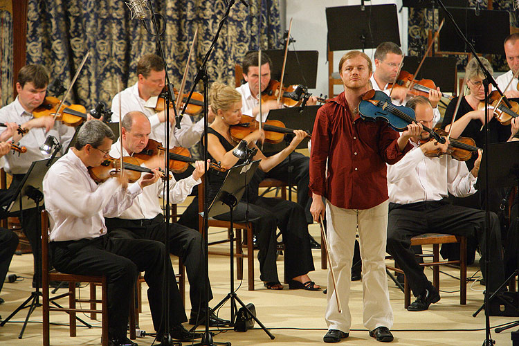 Pavel Šporcl, Joo Young Oh (J. Korea) - housle, Symfonický orchestr Českého rozhlasu, dirigent: Amos Talmon (Israel), Zámecká jízdárna, 21.7.2007, Mezinárodní hudební festival Český Krumlov, zdroj: © Auviex s.r.o., foto: Libor Sváček