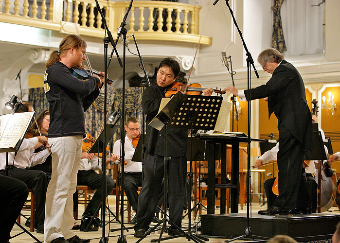 Pavel Šporcl, Joo Young Oh (J. Korea) - housle, Symfonický orchestr Českého rozhlasu, dirigent: Amos Talmon (Israel), Zámecká jízdárna, 21.7.2007, Mezinárodní hudební festival Český Krumlov, zdroj: © Auviex s.r.o., foto: Libor Sváček