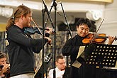 Pavel Šporcl, Joo Young Oh (J. Korea) - housle, Symfonický orchestr Českého rozhlasu, dirigent: Amos Talmon (Israel), Zámecká jízdárna, 21.7.2007, Mezinárodní hudební festival Český Krumlov, zdroj: © Auviex s.r.o., foto: Libor Sváček 