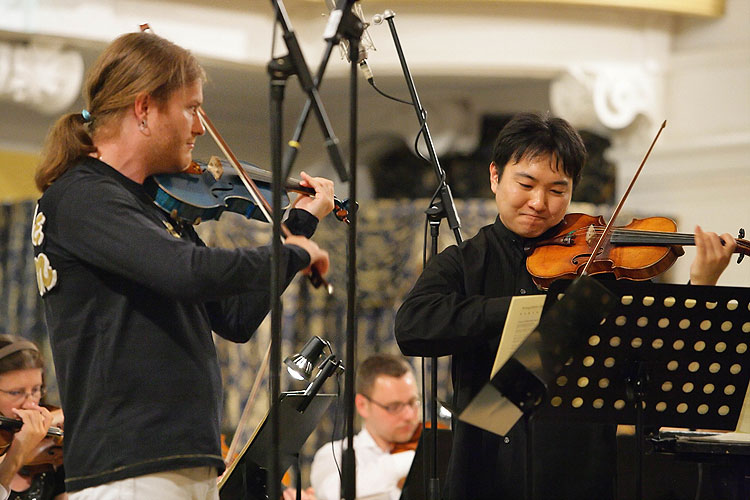 Pavel Šporcl, Joo Young Oh (J. Korea) - housle, Symfonický orchestr Českého rozhlasu, dirigent: Amos Talmon (Israel), Zámecká jízdárna, 21.7.2007, Mezinárodní hudební festival Český Krumlov, zdroj: © Auviex s.r.o., foto: Libor Sváček