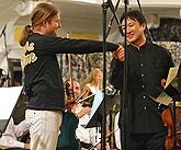 Pavel Šporcl, Joo Young Oh (J. Korea) - housle, Symfonický orchestr Českého rozhlasu, dirigent: Amos Talmon (Israel), Zámecká jízdárna, 21.7.2007, Mezinárodní hudební festival Český Krumlov, zdroj: © Auviex s.r.o., foto: Libor Sváček 