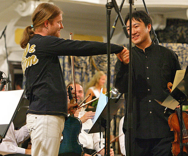 Pavel Šporcl, Joo Young Oh (J. Korea) - housle, Symfonický orchestr Českého rozhlasu, dirigent: Amos Talmon (Israel), Zámecká jízdárna, 21.7.2007, Mezinárodní hudební festival Český Krumlov, zdroj: © Auviex s.r.o., foto: Libor Sváček