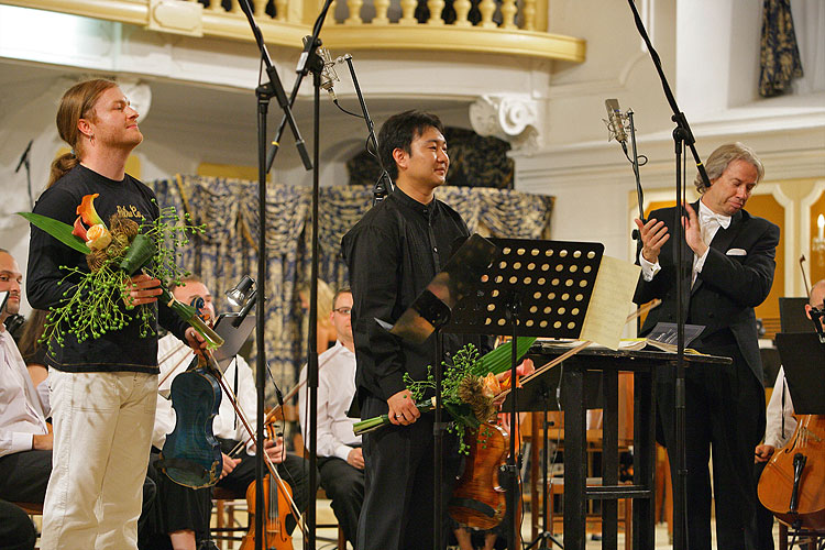 Pavel Šporcl, Joo Young Oh (J. Korea) - housle, Symfonický orchestr Českého rozhlasu, dirigent: Amos Talmon (Israel), Zámecká jízdárna, 21.7.2007, Mezinárodní hudební festival Český Krumlov, zdroj: © Auviex s.r.o., foto: Libor Sváček