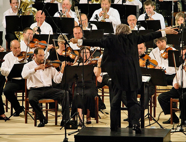 Pavel Šporcl, Joo Young Oh (South Korea) – violin,Czech Radio Symphony Orchestra, Conductor: Amos Talmon (Israel), Castle Riding Hall, 21.7.2007, International Music Festival Český Krumlov, source: © Auviex s.r.o., photo: Libor Sváček