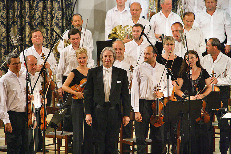 Pavel Šporcl, Joo Young Oh (South Korea) – violin,Czech Radio Symphony Orchestra, Conductor: Amos Talmon (Israel), Castle Riding Hall, 21.7.2007, International Music Festival Český Krumlov, source: © Auviex s.r.o., photo: Libor Sváček