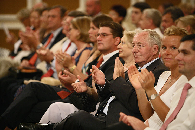 Pavel Šporcl, Joo Young Oh (J. Korea) - housle, Symfonický orchestr Českého rozhlasu, dirigent: Amos Talmon (Israel), Zámecká jízdárna, 21.7.2007, Mezinárodní hudební festival Český Krumlov, zdroj: © Auviex s.r.o., foto: Libor Sváček