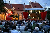 Franzősischer Abend - Musik und Spezialitäten des „süßen“ Frankreichs, Brauereigarten, 28.7.2007, Internationales Musikfestival Český Krumlov, Bildsquelle: © Auviex s.r.o., Foto: Libor Sváček 