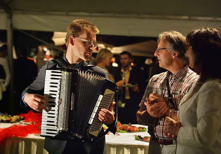 Francouzský večer - hudba a speciality „sladké“ Francie, Pivovarská zahrada, 28.7.2007, Mezinárodní hudební festival Český Krumlov, zdroj: © Auviex s.r.o., foto: Libor Sváček