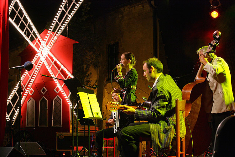 Francouzský večer - hudba a speciality „sladké“ Francie, Pivovarská zahrada, 28.7.2007, Mezinárodní hudební festival Český Krumlov, zdroj: © Auviex s.r.o., foto: Libor Sváček